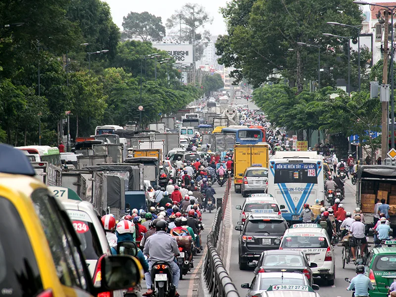 Ở giao điểm giữa đường Hoàng Văn Thụ - Nguyễn Văn Trổi - Phan Đình Giót hàng ngàn phương tiện ù ứ